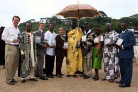 2005年世界教育巡迴團期間，國際青少年人權協會的行政主管，與海岸角國王及官員會面