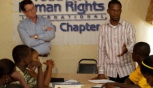提姆 鮑爾斯與傑 亞新，於賴比瑞亞教授人權課程。